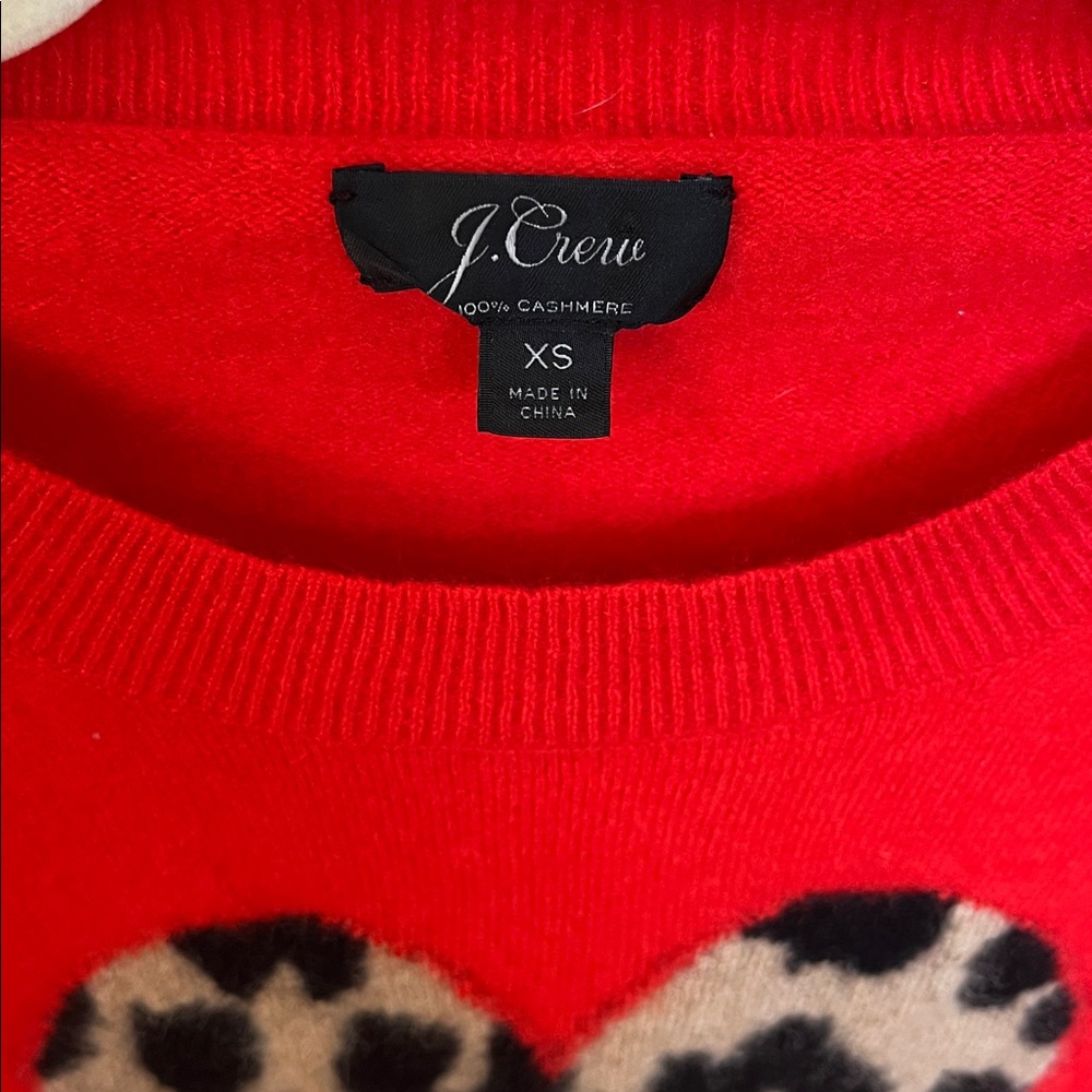 J. CREW 100% Cashmere Crewneck Sweater Red Leopard Print Heart 3/4 Sleeve XS - Picture 3 of 11